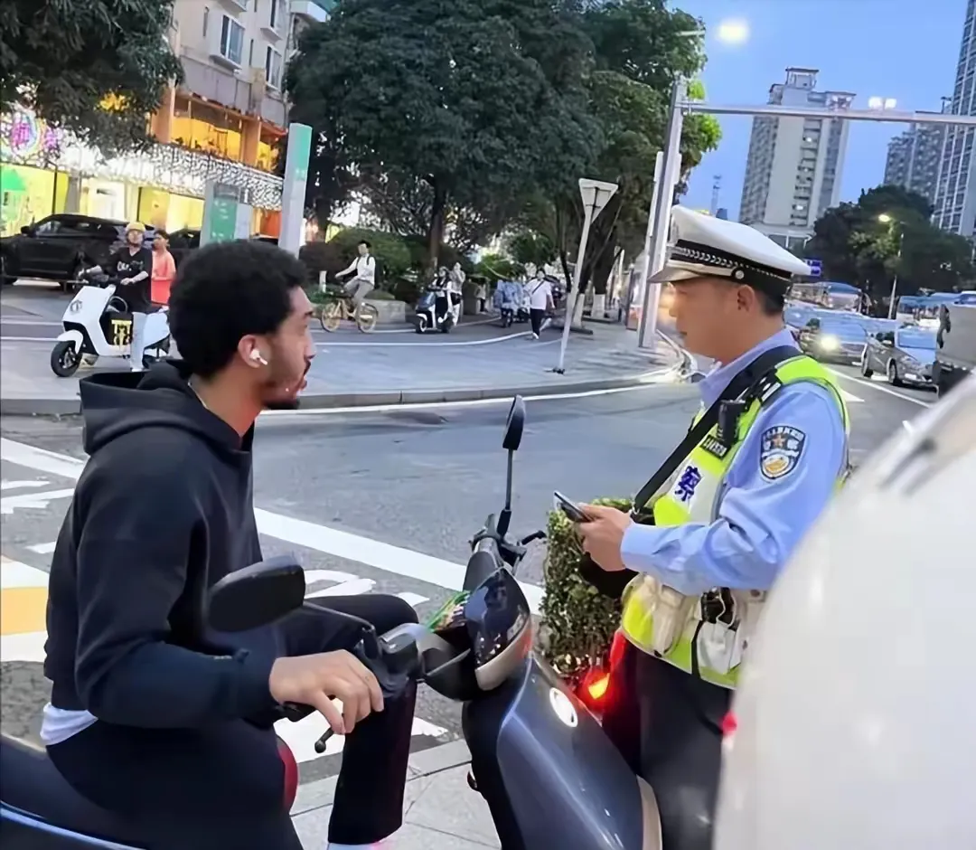 广发体育app官网-广东队主帅积极指导球员训练