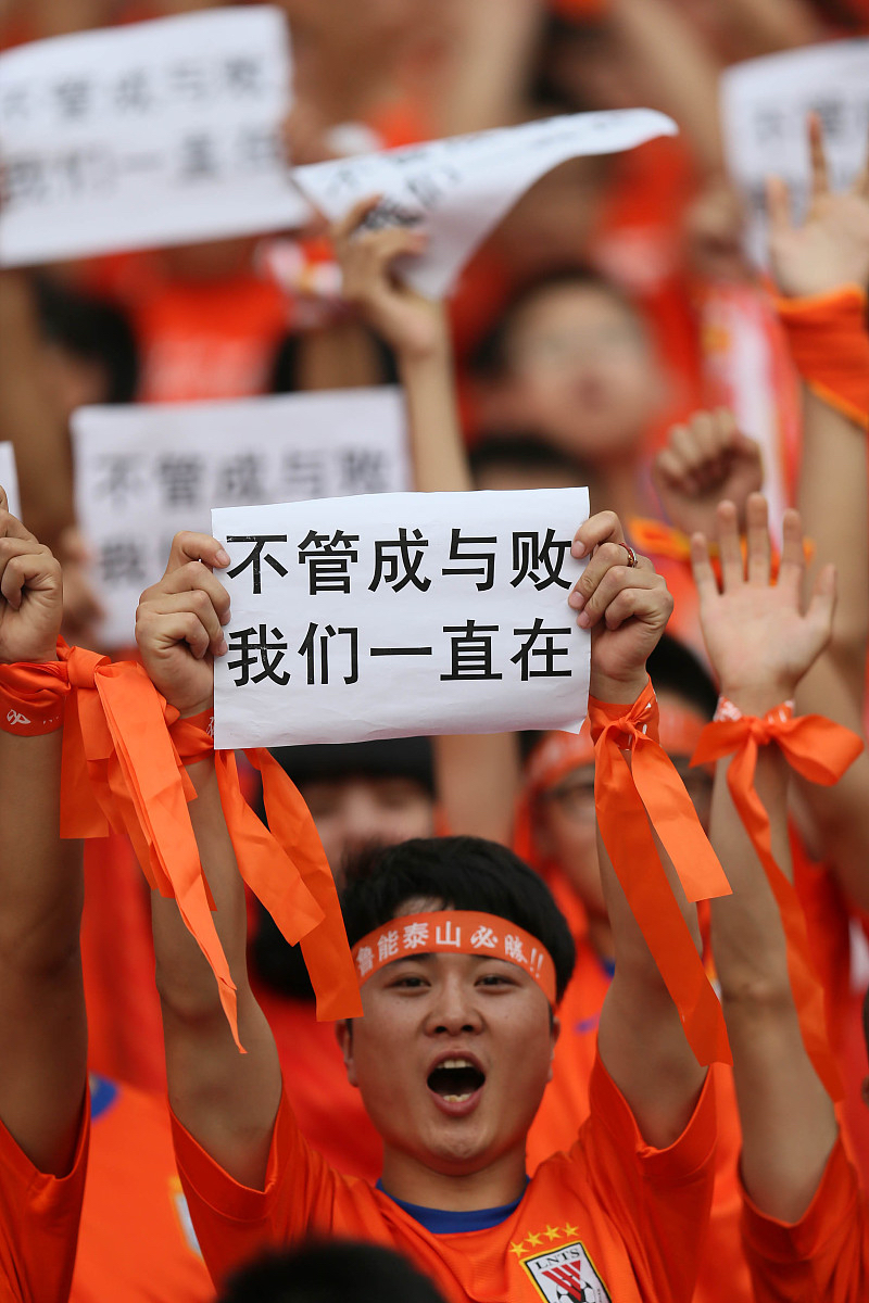 关于球场上拼尽全力，彰显国际体育精神的信息