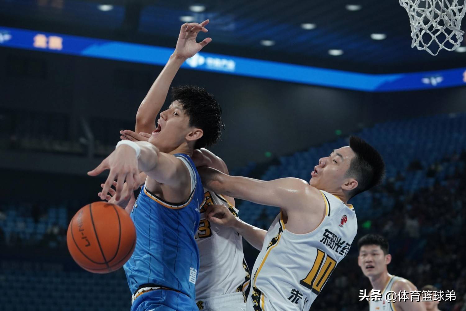 广发体育app官方下载-篮球顶尖球员再次碰撞，赛场上火爆场面不断上演