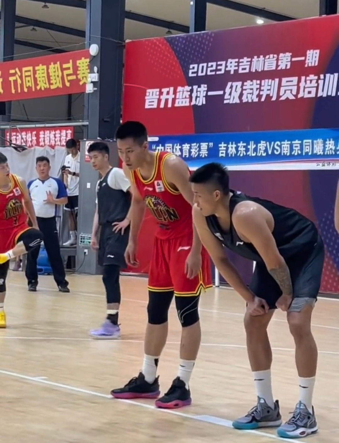 -顶尖球队硬碰硬，争夺晋级资格